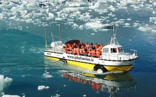 Over het gletsjermeer in een amfibievoertuig